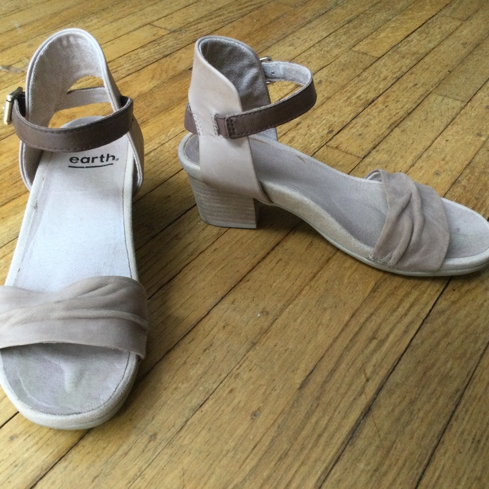Earth sandals. Leather. Beige. Size 5. Excellent condition.